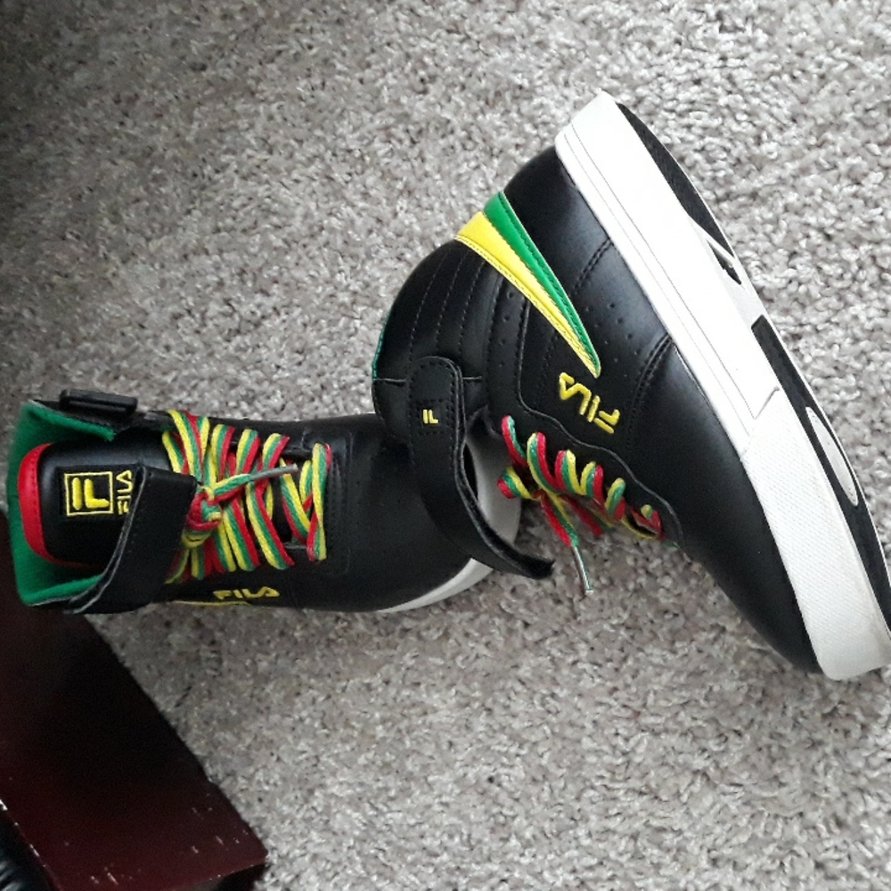 Boys Fila Blk Hightop Tennis Shoes.